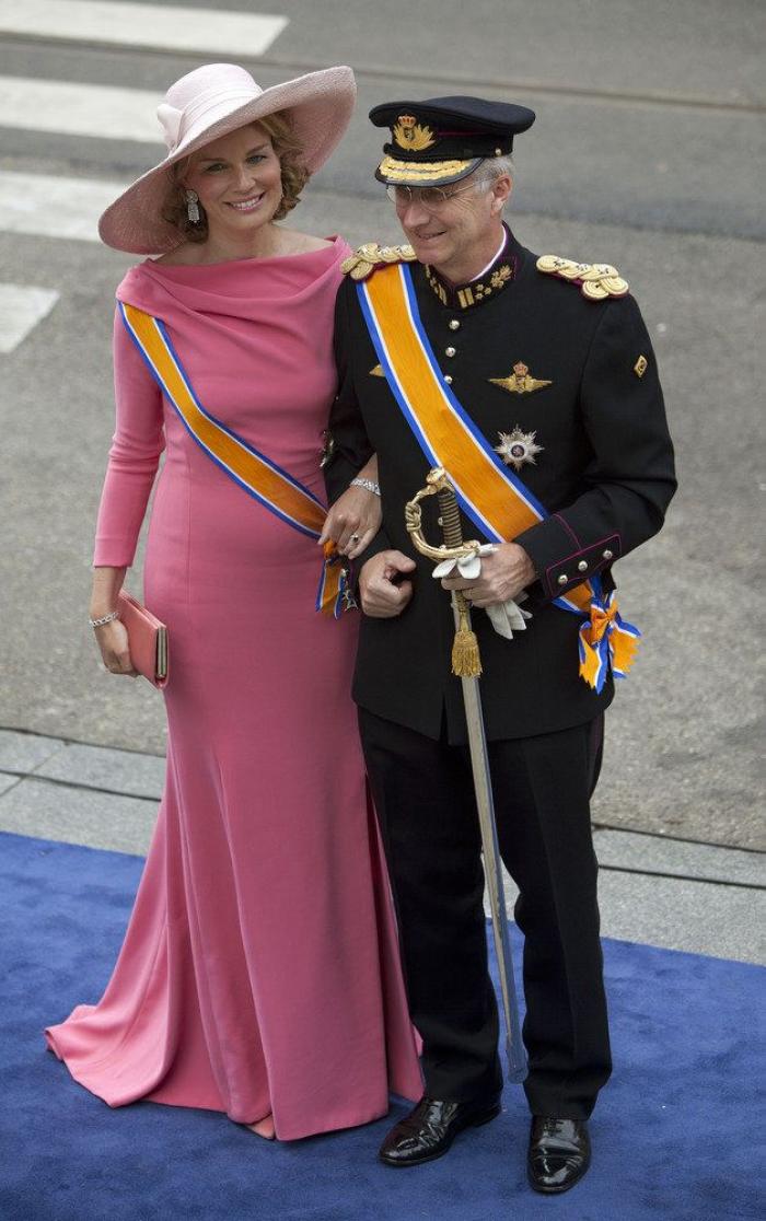 Un alcalde holandés le toca el trasero a la reina Máxima en un acto público (VÍDEO)