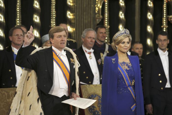 Un alcalde holandés le toca el trasero a la reina Máxima en un acto público (VÍDEO)