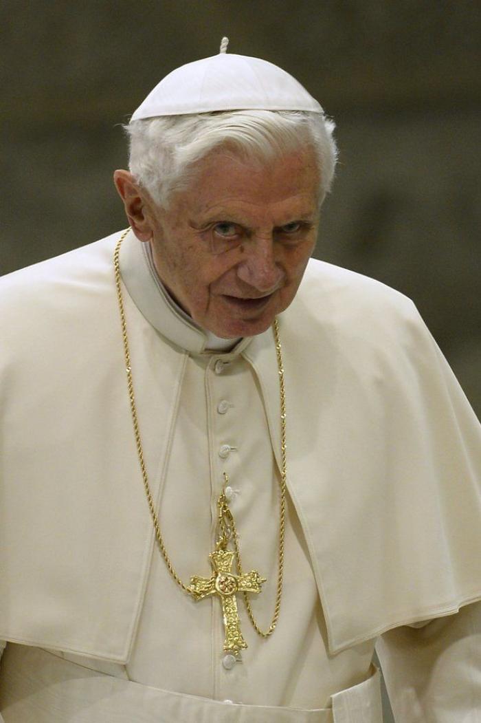 Una imagen retocada de Benedicto XVI maquillado levanta una polémica