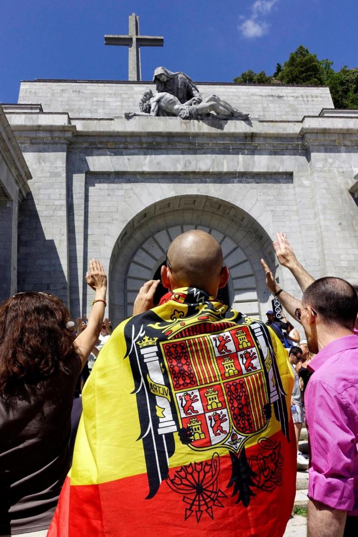 Mil franquistas protestan en el Valle de los Caídos contra el traslado de los restos de Franco