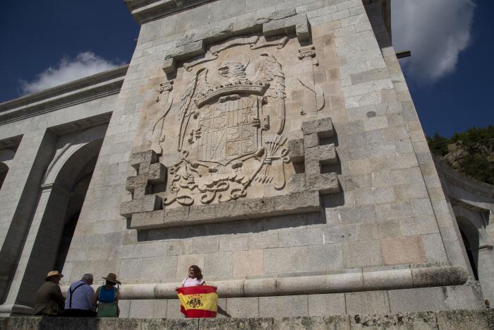Mil franquistas protestan en el Valle de los Caídos contra el traslado de los restos de Franco