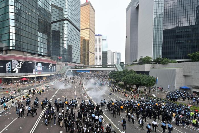 La policía carga contra los manifestantes en el aeropuerto de Hong Kong el segundo día de bloqueo