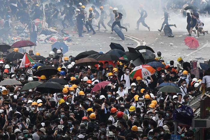 Las impactantes imágenes del enfrentamiento entre manifestantes y policía en Hong Kong
