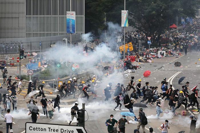 Hong Kong hace frente de nuevo a los manifestantes, esta vez en el tren