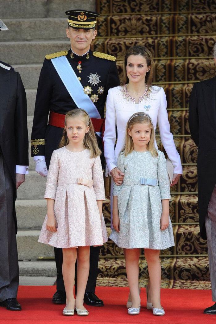 Leonor y Sofía, protagonistas en la firma de la ley de abdicación del rey Juan Carlos (FOTOS)