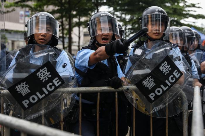 La policía carga contra los manifestantes en el aeropuerto de Hong Kong el segundo día de bloqueo