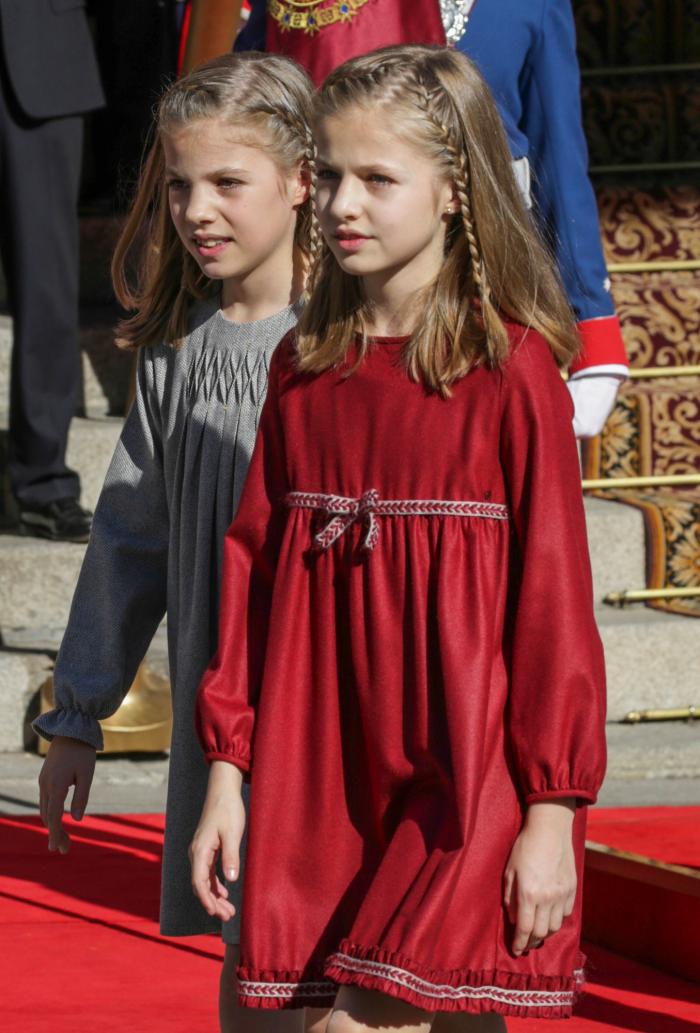 Leonor y Sofía, protagonistas en la firma de la ley de abdicación del rey Juan Carlos (FOTOS)