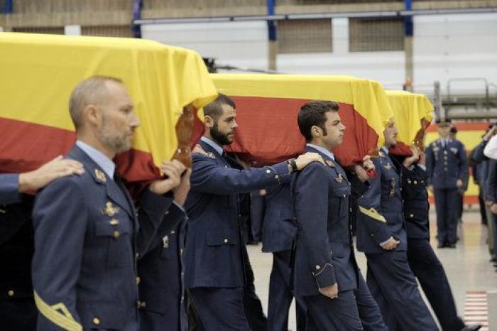 El funeral de los tres militares muertos en Canarias los homenajea por "vivir y morir por España"