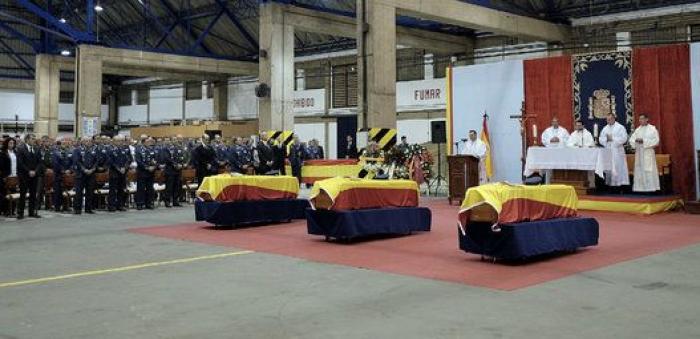 El funeral de los tres militares muertos en Canarias los homenajea por "vivir y morir por España"