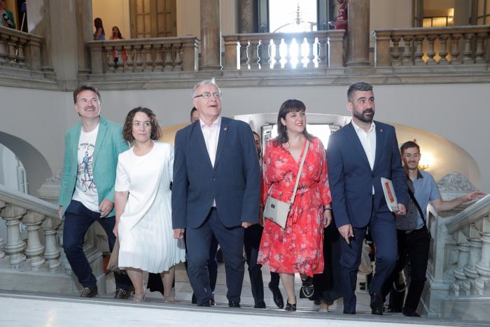 El nuevo Ayuntamiento de Madrid empieza a retirar las pancartas contra la violencia machista