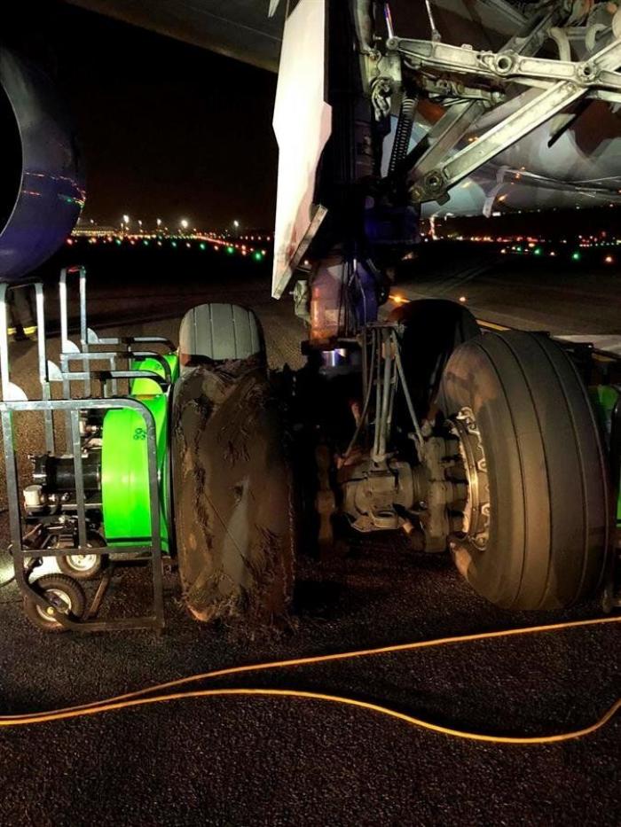 Así quedó la rueda que explotó tras el despegue del avión de Air Canada