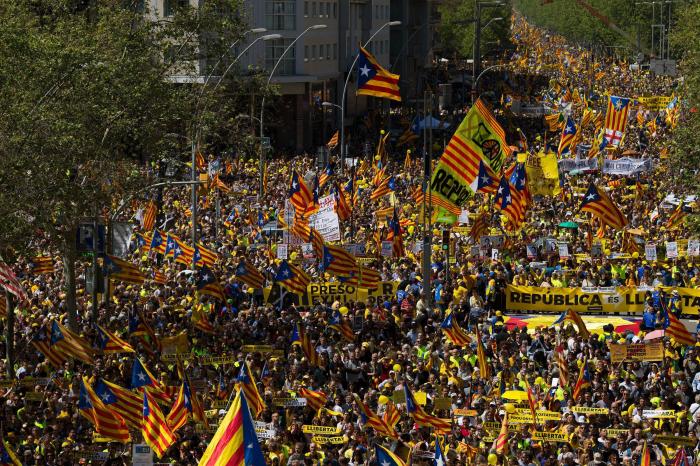 Miles de personas marchan en Barcelona para pedir la libertad de los presos soberanistas