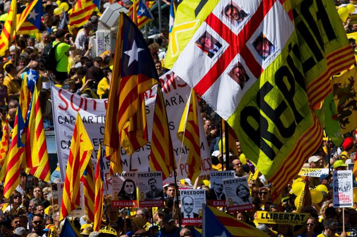 Miles de personas marchan en Barcelona para pedir la libertad de los presos soberanistas