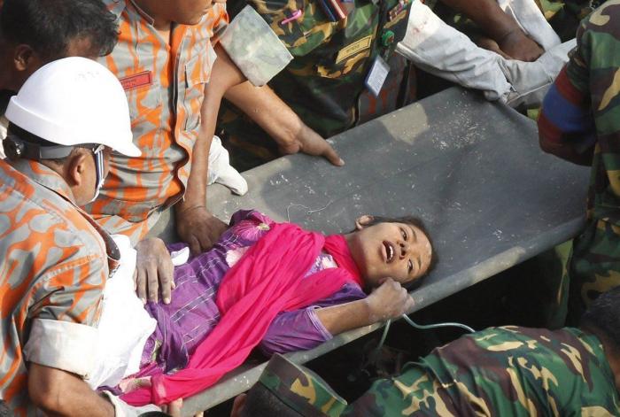 El número de fallecidos por el derrumbe de Bangladesh supera ya el millar