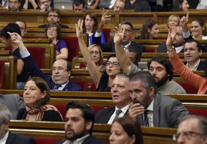 El Parlament debate la ley de referéndum en un clima de crispación y tras los intentos de la oposición de frenarla