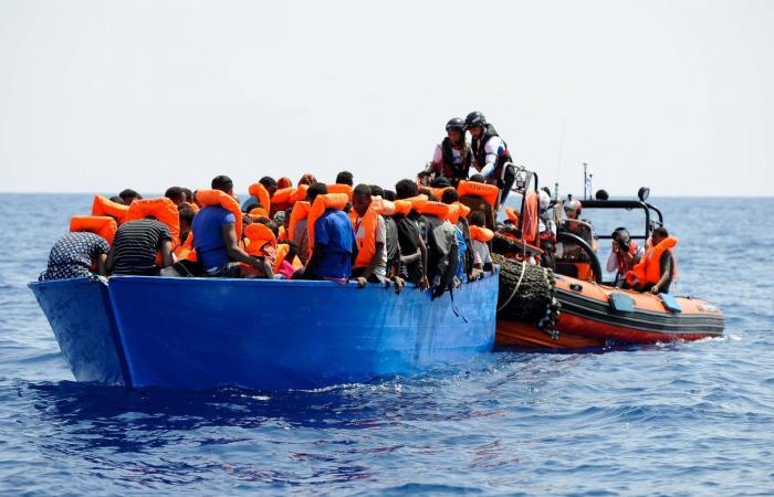 El 'Aquarius' pide a la UE un puerto para desembarcar a los 141 inmigrantes rescatados en el Mediterráneo