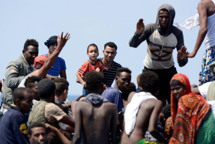 El 'Aquarius' pide a la UE un puerto para desembarcar a los 141 inmigrantes rescatados en el Mediterráneo