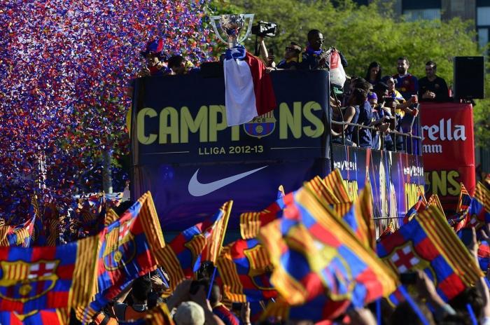 El Barcelona celebra la Liga por las calles de la ciudad (FOTOS)