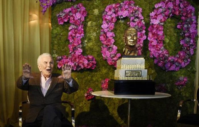 Kirk Douglas cumple 100 años y lo celebra con un fiestón