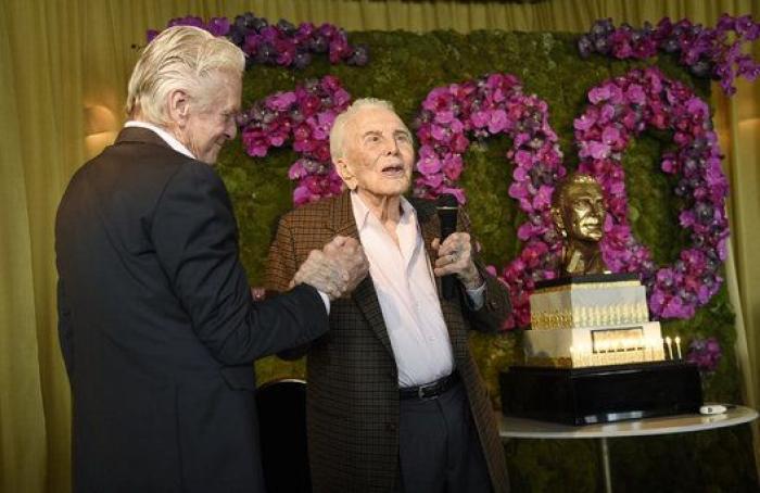 Kirk Douglas cumple 100 años y lo celebra con un fiestón