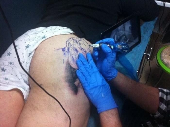 Se tatúa a David Hasselhoff en el culo por una apuesta (FOTOS)