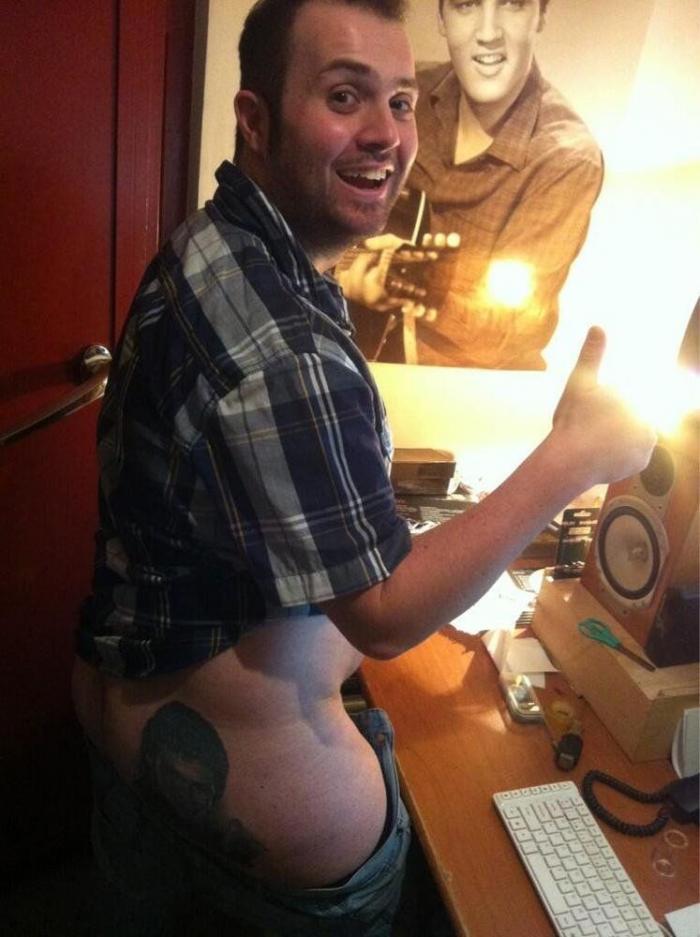 Se tatúa a David Hasselhoff en el culo por una apuesta (FOTOS)