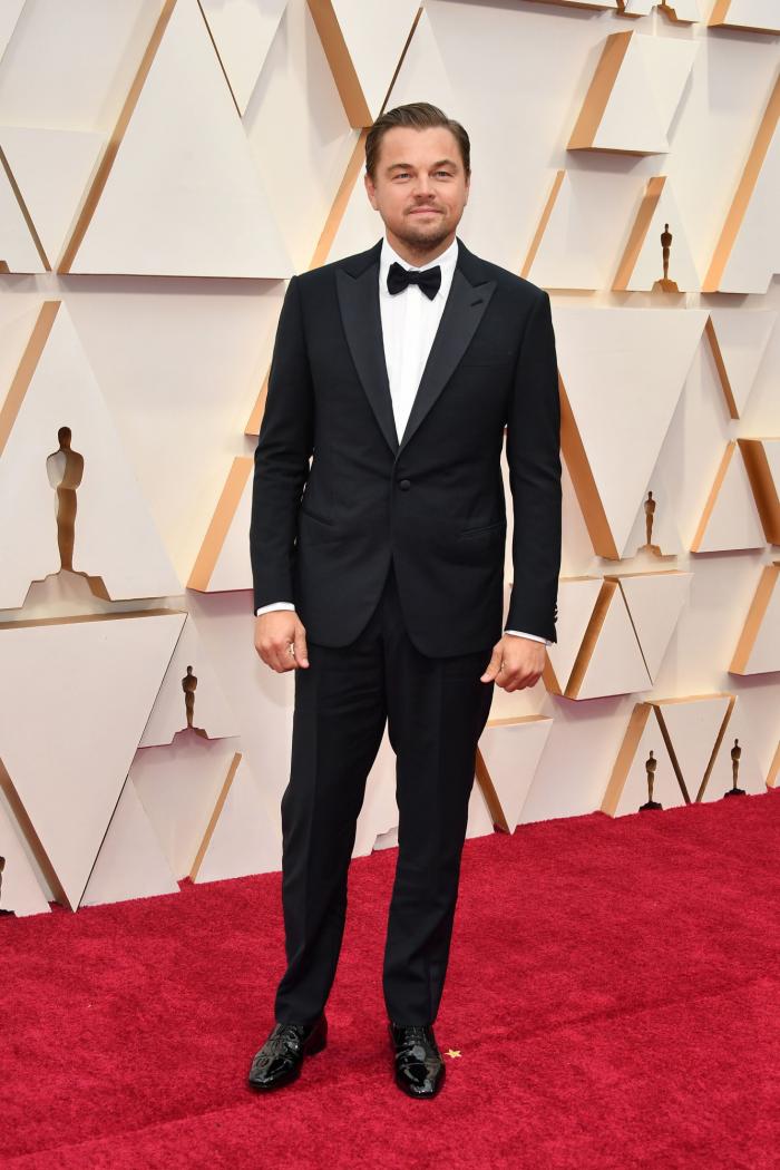 Olivia Colman sorprende con un cambio de 'look' en la alfombra roja de los Oscar