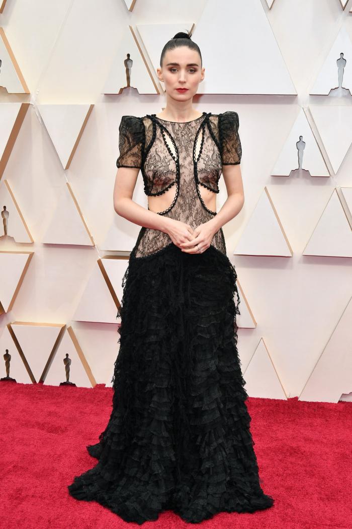 Olivia Colman sorprende con un cambio de 'look' en la alfombra roja de los Oscar