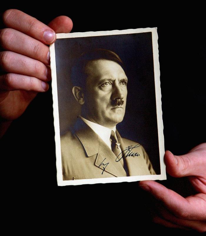 Investigan a un individuo por emular a Hitler en su ciudad natal