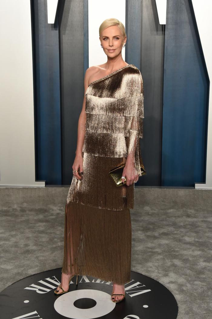 El no-vestido de Emily Ratajkowski y otros 'looks' de la fiesta Vanity Fair tras los Oscar