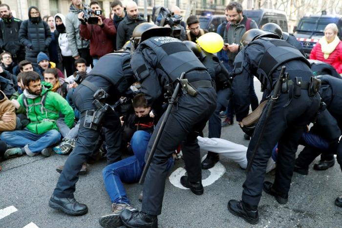 Gabilondo habla de "bajada de pantalones" al independentismo por la ausencia del rey en Barcelona
