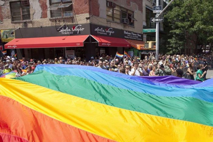 Un juez obliga al Ayuntamiento de Zaragoza a retirar una pancarta con la bandera LGTBI