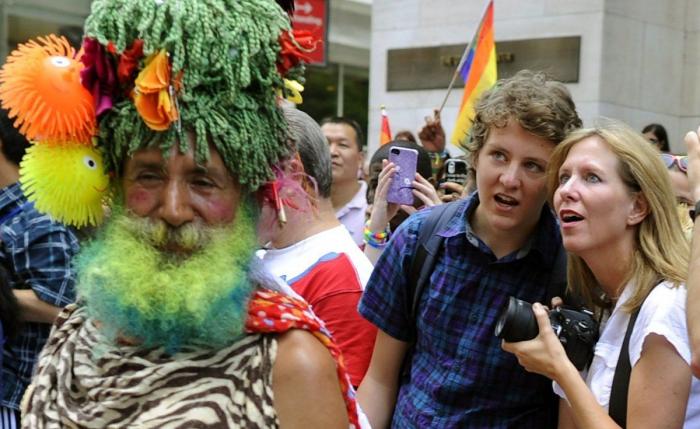 Un juez obliga al Ayuntamiento de Zaragoza a retirar una pancarta con la bandera LGTBI