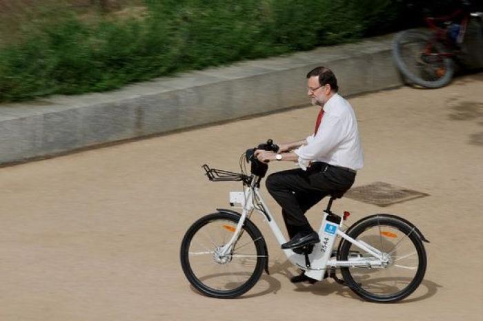 Rajoy en bici con Aguirre y Cifuentes para hacer campaña en Madrid