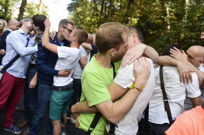 Nueve besos para celebrar el Día Internacional contra la Homofobia (FOTOS)