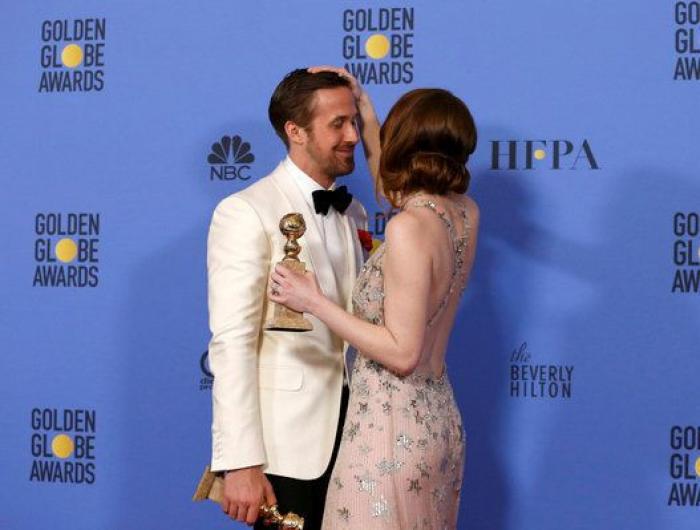 El buen rollo entre Ryan Gosling y Emma Stone en el 'backstage' de los Globos de Oro (FOTOS)