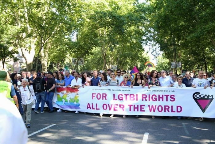 El alcalde de Madrid niega que esto sea "orillar" la bandera LGTBI