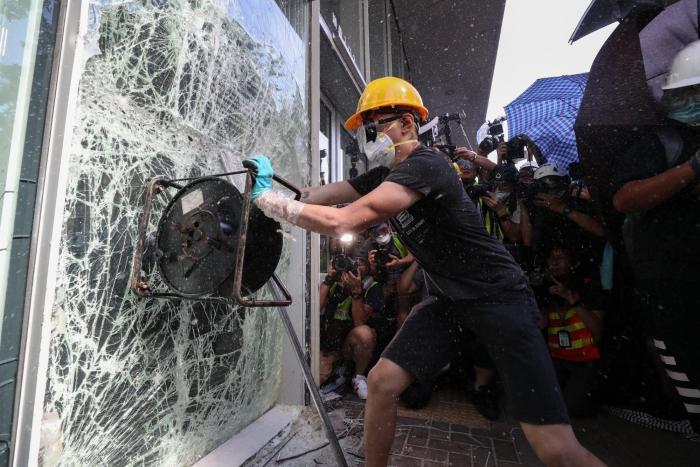"¡Están disparando en este momento!": Mavi Doñate, periodista de TVE, atrapada en las cargas policiales en Hong Kong