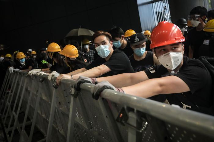 Miles de manifestantes bloquean el aeropuerto de Hong Kong