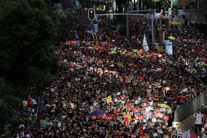Miles de manifestantes bloquean el aeropuerto de Hong Kong