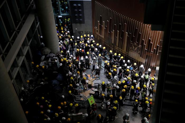 Tras recuperarse la normalidad en el aeropuerto de Hong Kong, la Policía carga contra manifestantes frente a una comisaría