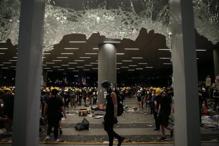 La policía de Hong Kong dispara al aire por primera vez desde el inicio de las protestas