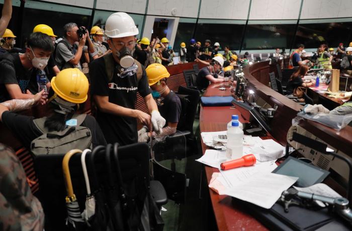 Los manifestantes de Hong Kong tumban torres de reconocimiento facial y la Policía les lanza gases lacrimógenos