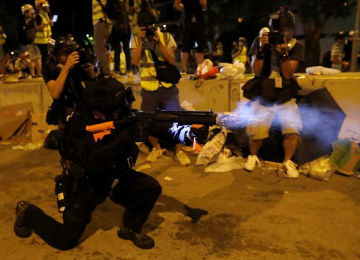 "¡Están disparando en este momento!": Mavi Doñate, periodista de TVE, atrapada en las cargas policiales en Hong Kong