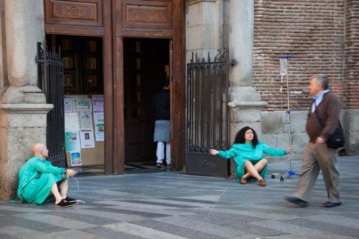 Así nos deja la Sanidad... con el culo al aire: la acción artística de Yolanda Domínguez (VÍDEO, FOTOS)