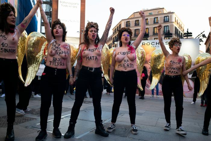 Femen se desnuda en Madrid por San Valentín contra el "amor romántico" y los feminicidios