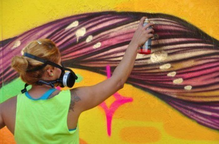 Esta artista brasileña busca dar poder a las mujeres de todo el mundo mediante grafitis