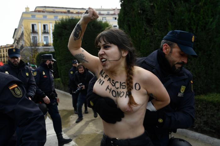 Activistas de FEMEN se enfrentan a manifestantes de ultraderecha en Madrid
