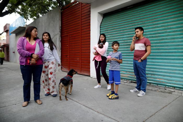 La emotiva imagen de un perro abrazando a su dueña tras el terremoto de México