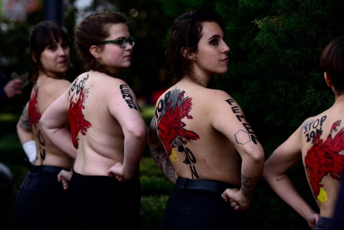 Activistas de FEMEN se enfrentan a manifestantes de ultraderecha en Madrid